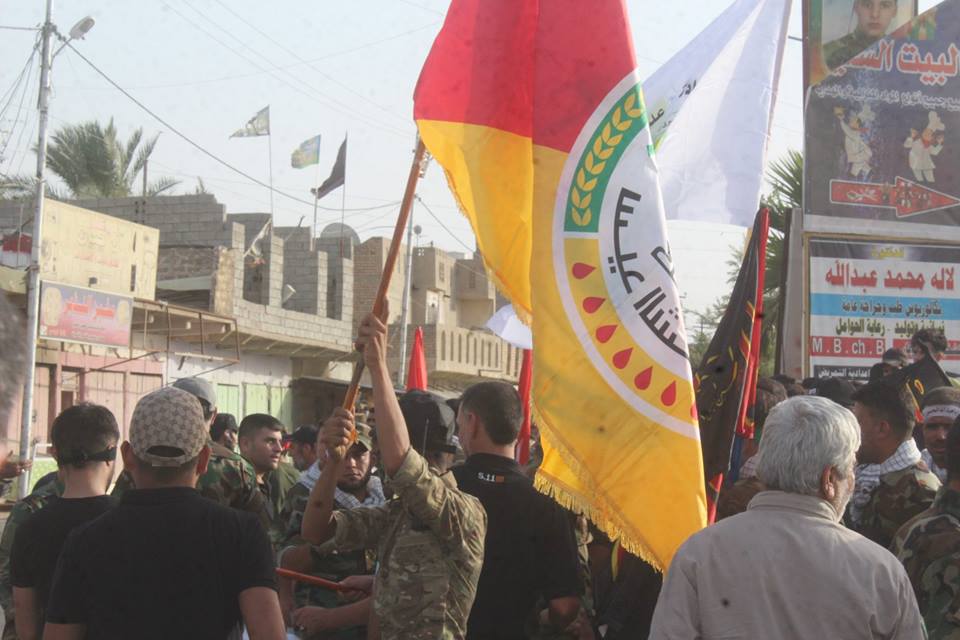 مقاتلون شيعة خلال مسيرة بمناسبة 